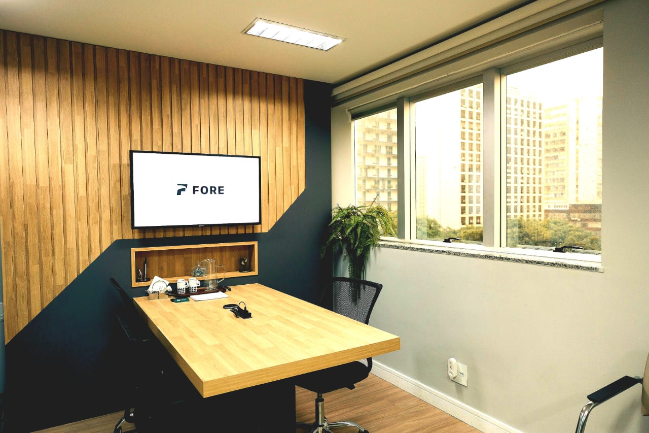 Sala de reuniões para atendimento a clientes na FORE Consultoria